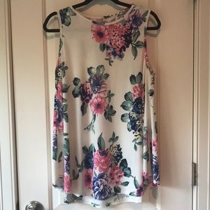 Sleeveless shirt with flare bottom.